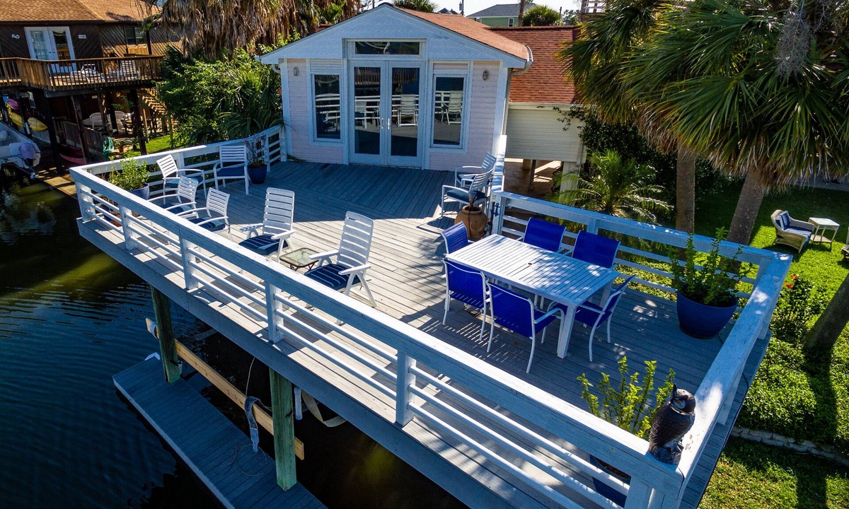 Jamaica Beach Cabin | WINE TIME COZY URBAN EFFICIENCY SLEEPS 4