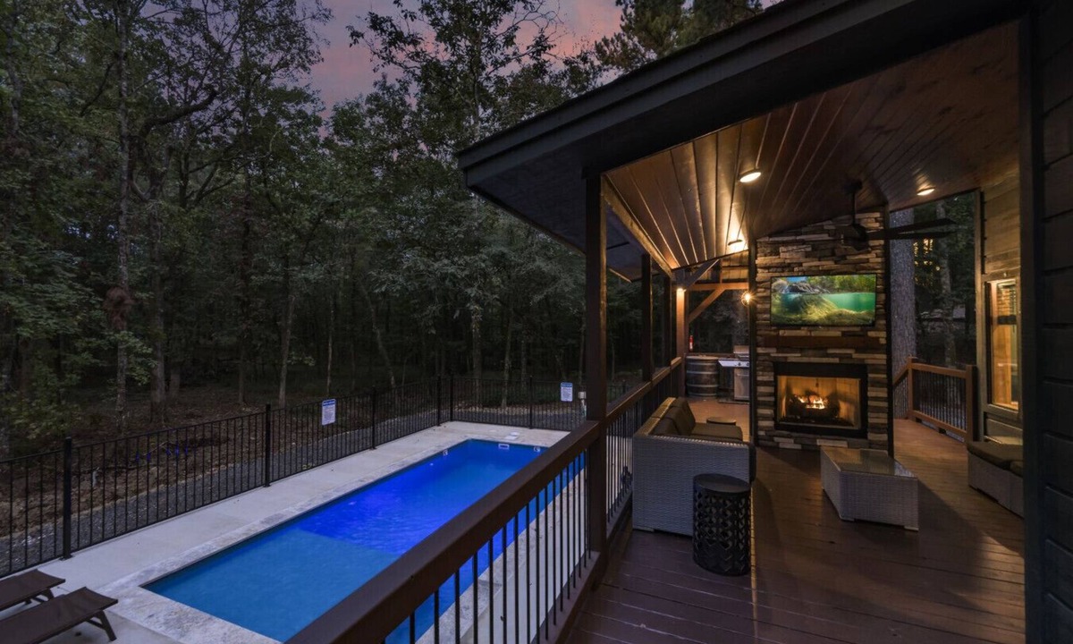 Broken Bow Cabin | Wine Time – Luxury Cabin – Relaxing Pool Retreat, Seasonal Creek