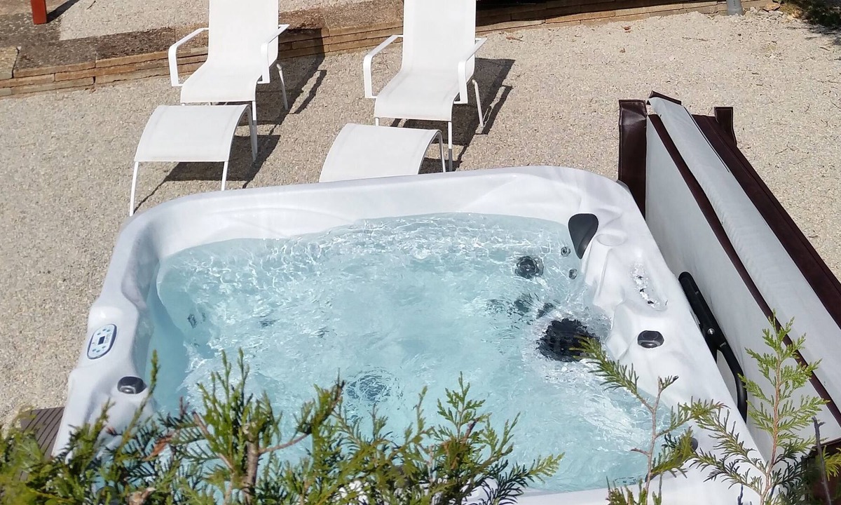 Jaulny Ski Chalet | Wine trailer and private spa