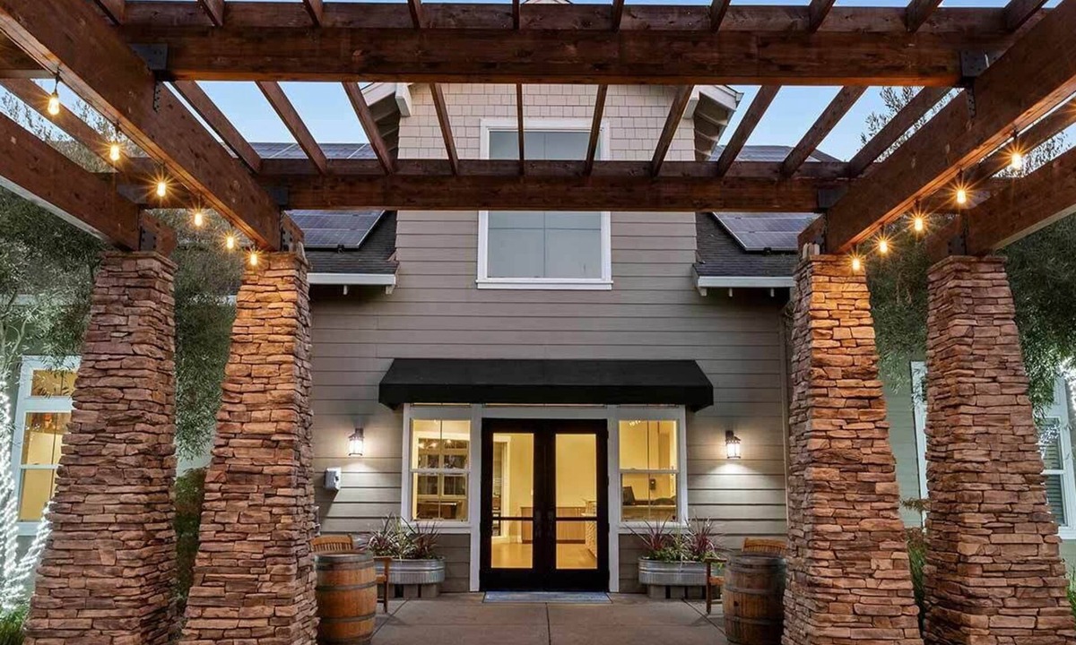 Windsor Apartment | Wineries? Golf? Perfect stay.