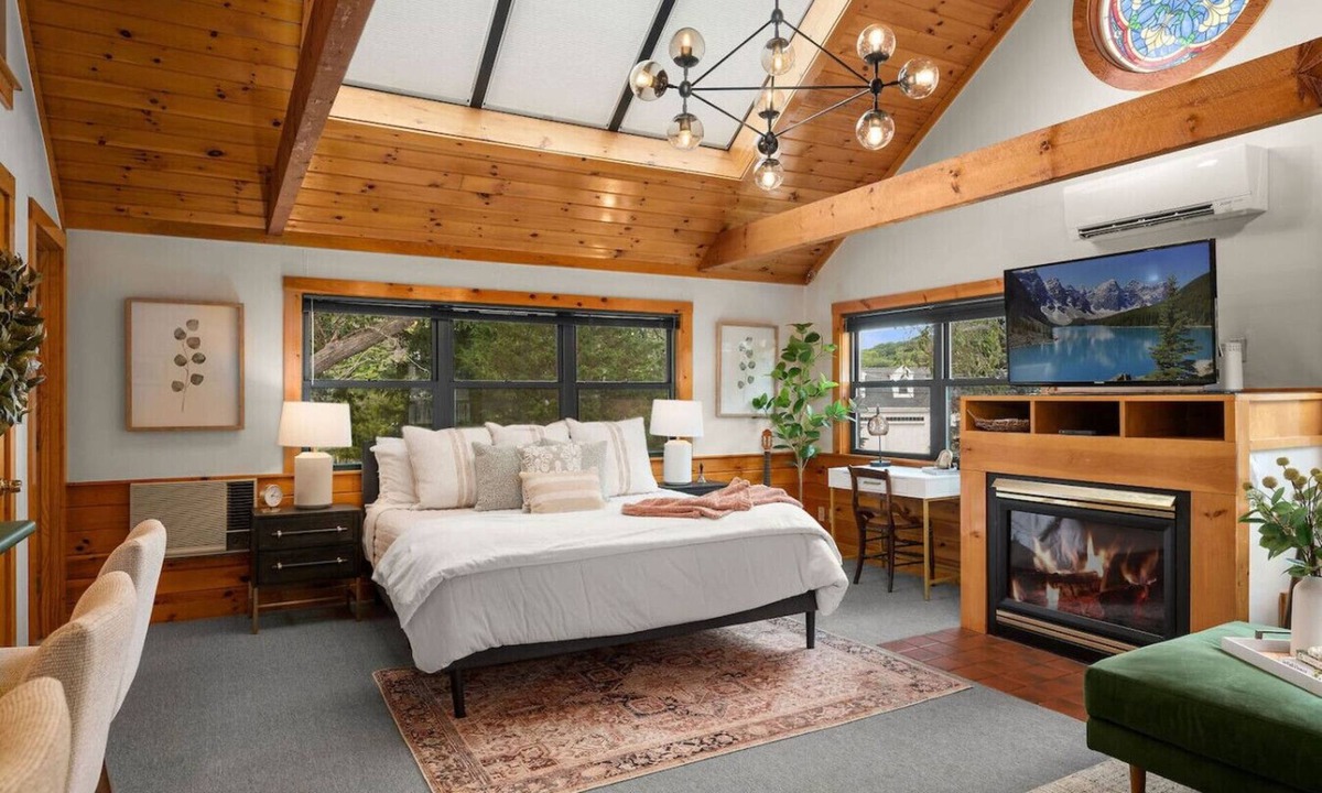 North Andover Other | Winery Studio w/Private Hot Tub,Fireplace,Tasting