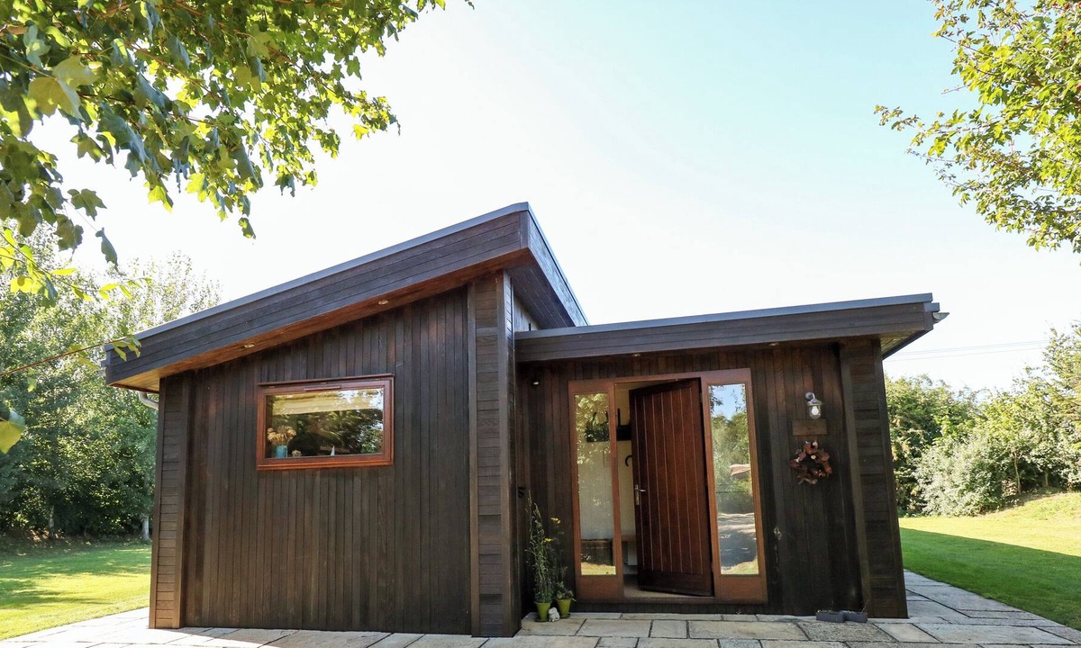 Barnsdale Cottage | WING, pet friendly, with open fire in Exton, Rutland