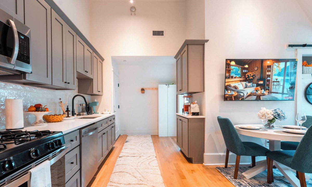 Wayland Apartment | Winter 2BR Retreat Walk to Brown/RISD Private Parking