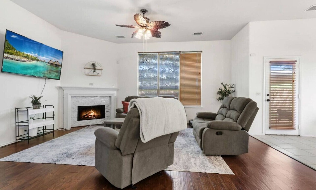 Cinco Ranch House | Winter Cozy Stay: Family & Corporate Friendly