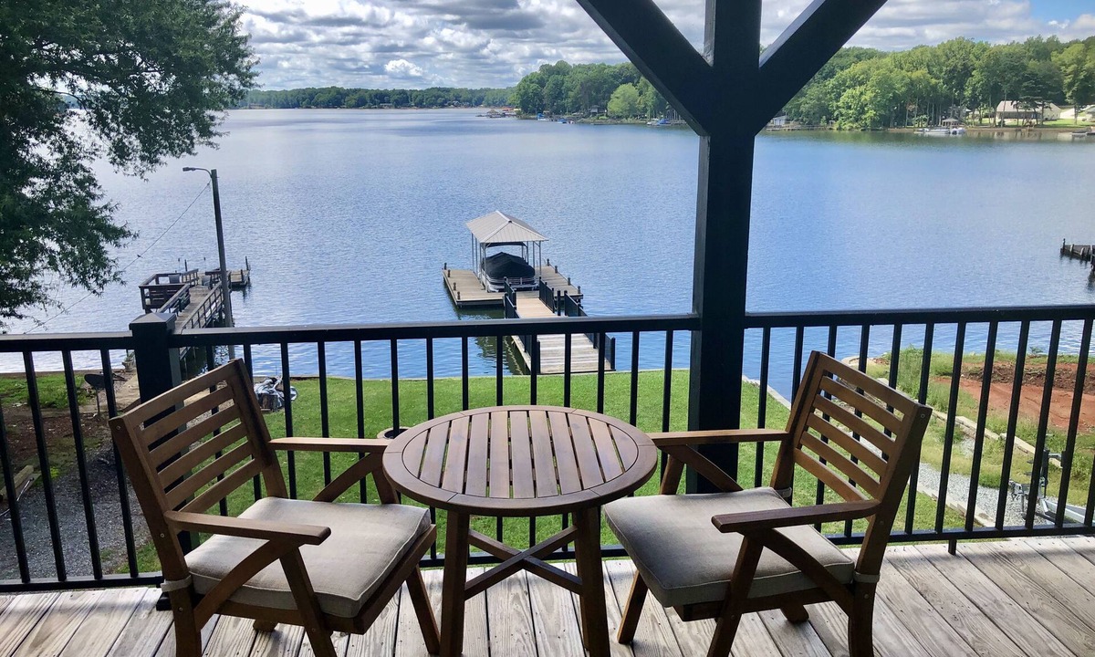 Southmont House | Winter Escape to a luxurious Lakehouse retreat. Off-season specials!