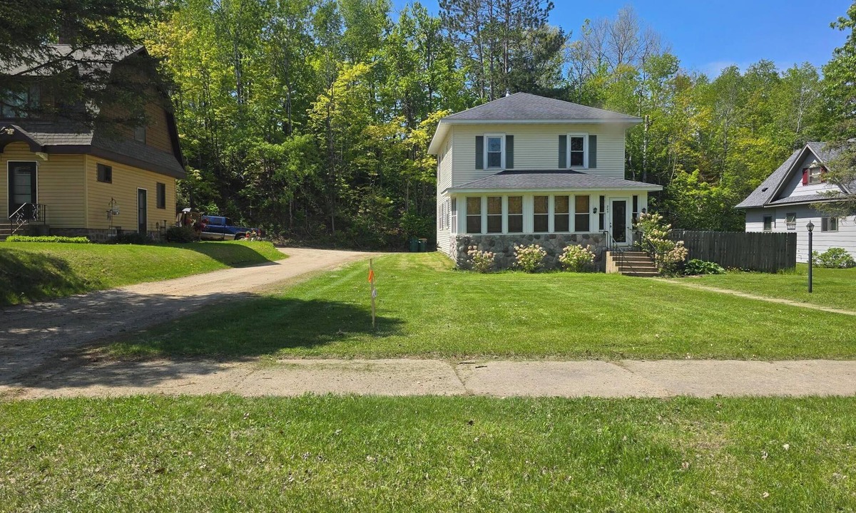 Coleraine House | Winter family getaway 3-bedroom house with WiFi, Radiant heat Lots of snow skin
