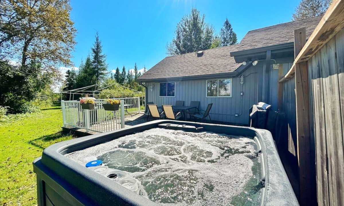 Omemee House | Winter Getaway-1.5hr frm Toronto-Hottub-Firepit-BBQ