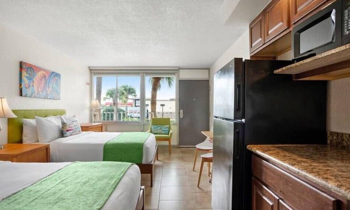 Historic Downtown Kissimmee Hotel | Winter Getaway Suite with Amazing Amenities & Near Theme Parks