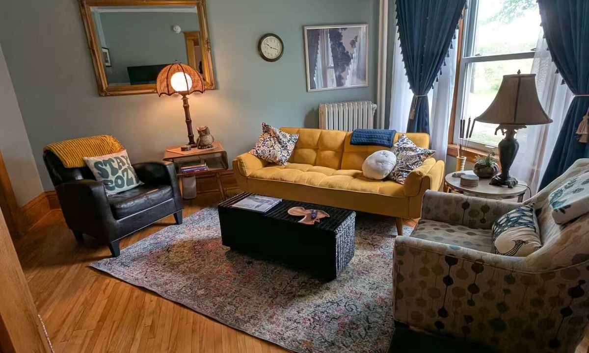 Merriam Park Apartment | Winter Nook- The Garden View