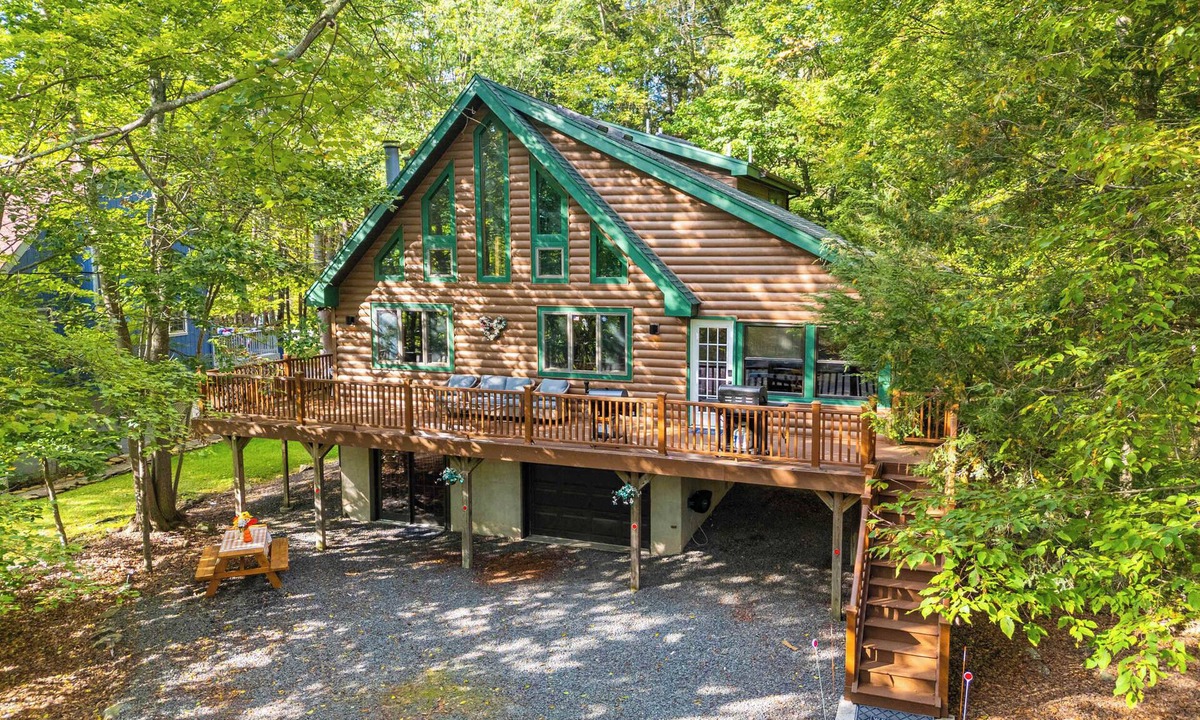 Lake Ariel Ski Chalet | Winter Retreat - Ski Hill+Tubing, Fire Place & More
