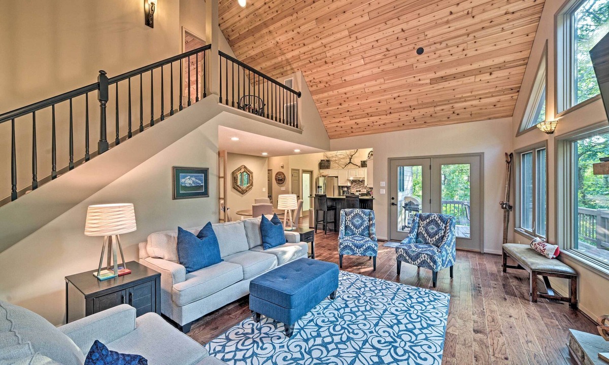 Roseland Cottage | Wintergreen Resort Home w/Deck!