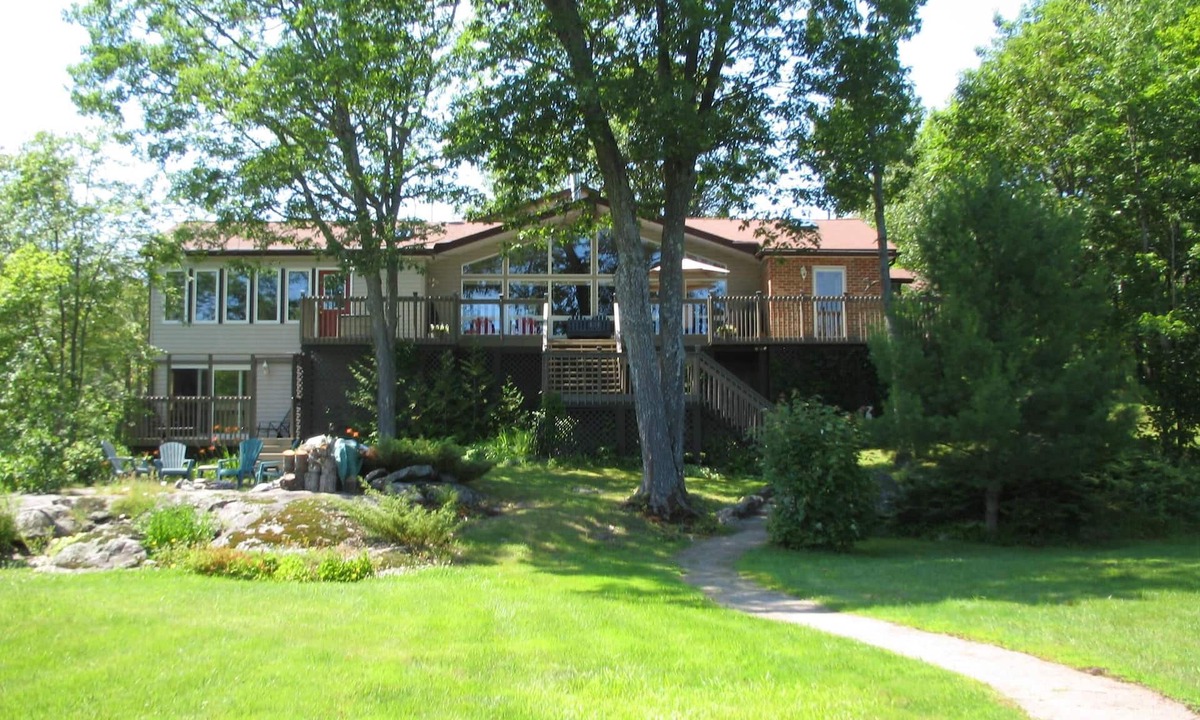 Gravenhurst Cottage | Winterized 4 Bedroom Cottage for Christmas