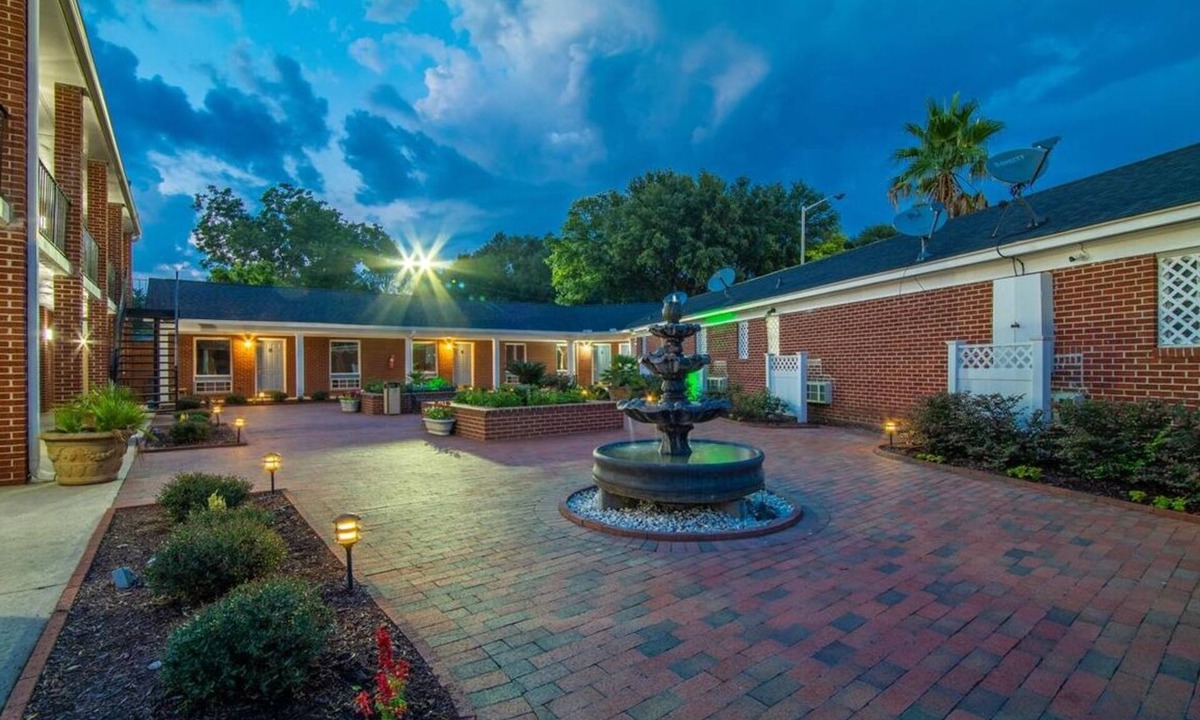 Barnwell Hotel | Winton Inn & Suites