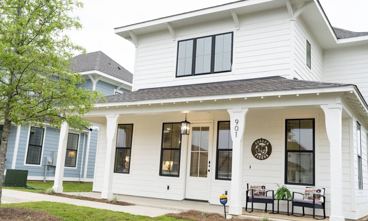 Auburn House | Wire Road Getaway – Sleeps 10 with En Suite Baths