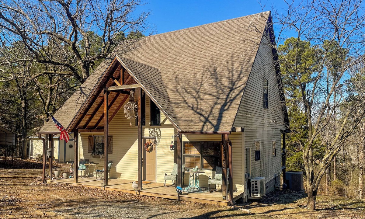 Summerfield Cottage | Wister Ridge Cottage Sleeps 10 3 Minutes to Wister Lake!