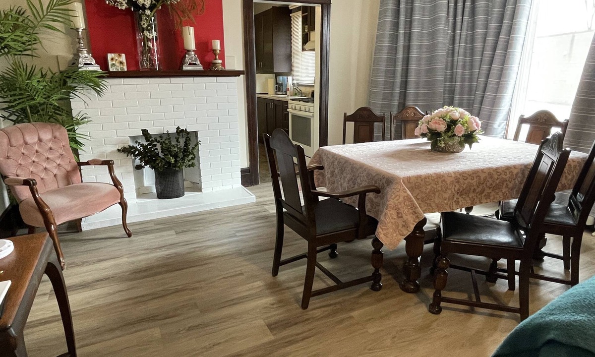 Ruthven House | Wisteria House sleeps 8, book for 6-8 guests, receive 10% discount