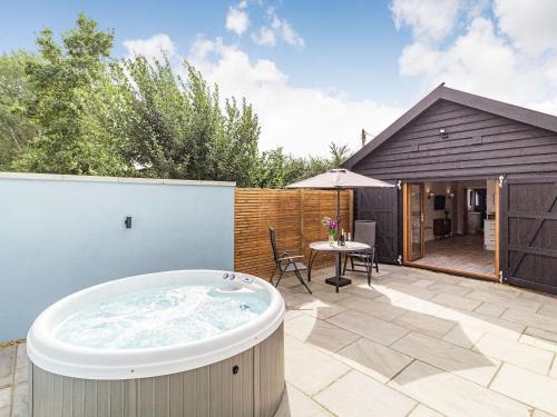 Diss House | Wisteria Lodge - Ukc5804
