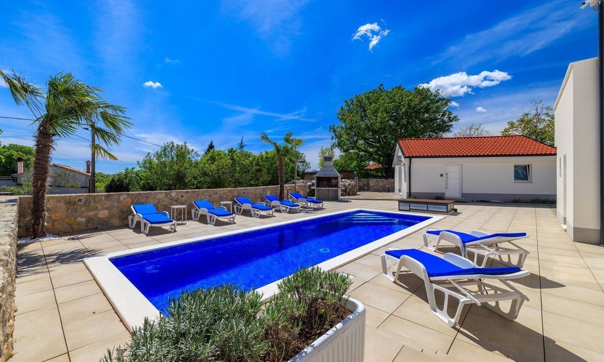 Kras Apartment | With 28m2 pool not far from the healing mud bay