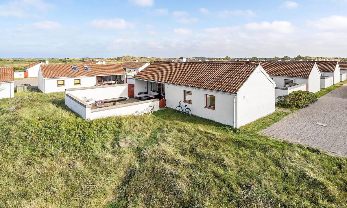 Rødhus House | With a beautiful view of the dunes and in an undisturbed location, this lovely vacation home is situ