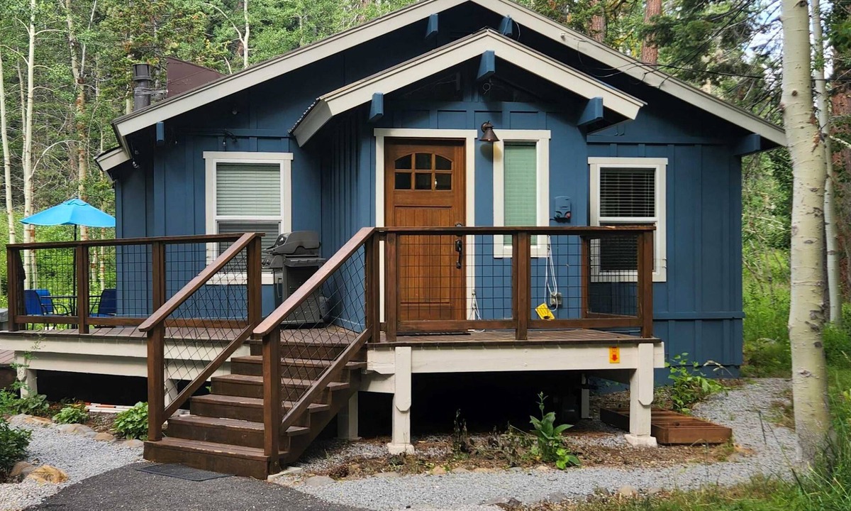 Tahoe Pines Cabin | with private hot tub - dog-friendly