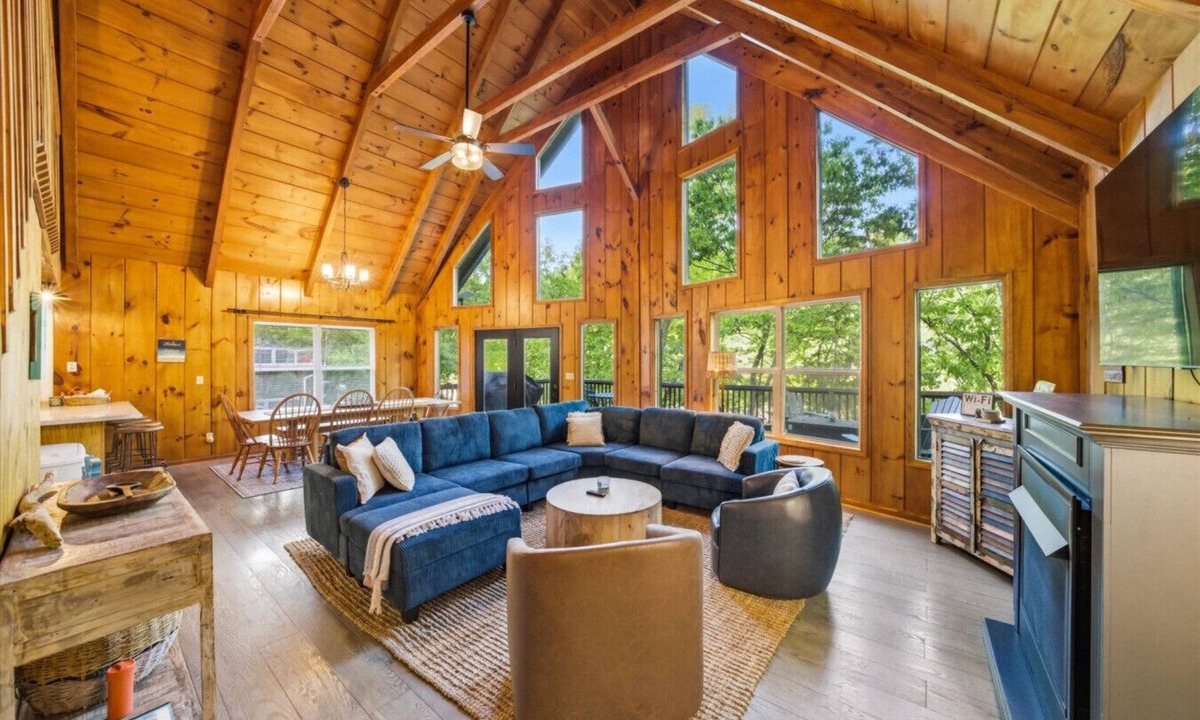 Flat Hollow Marina Cabin | Witt's Cove Landing Lakefront, cov'd dock+hot tub