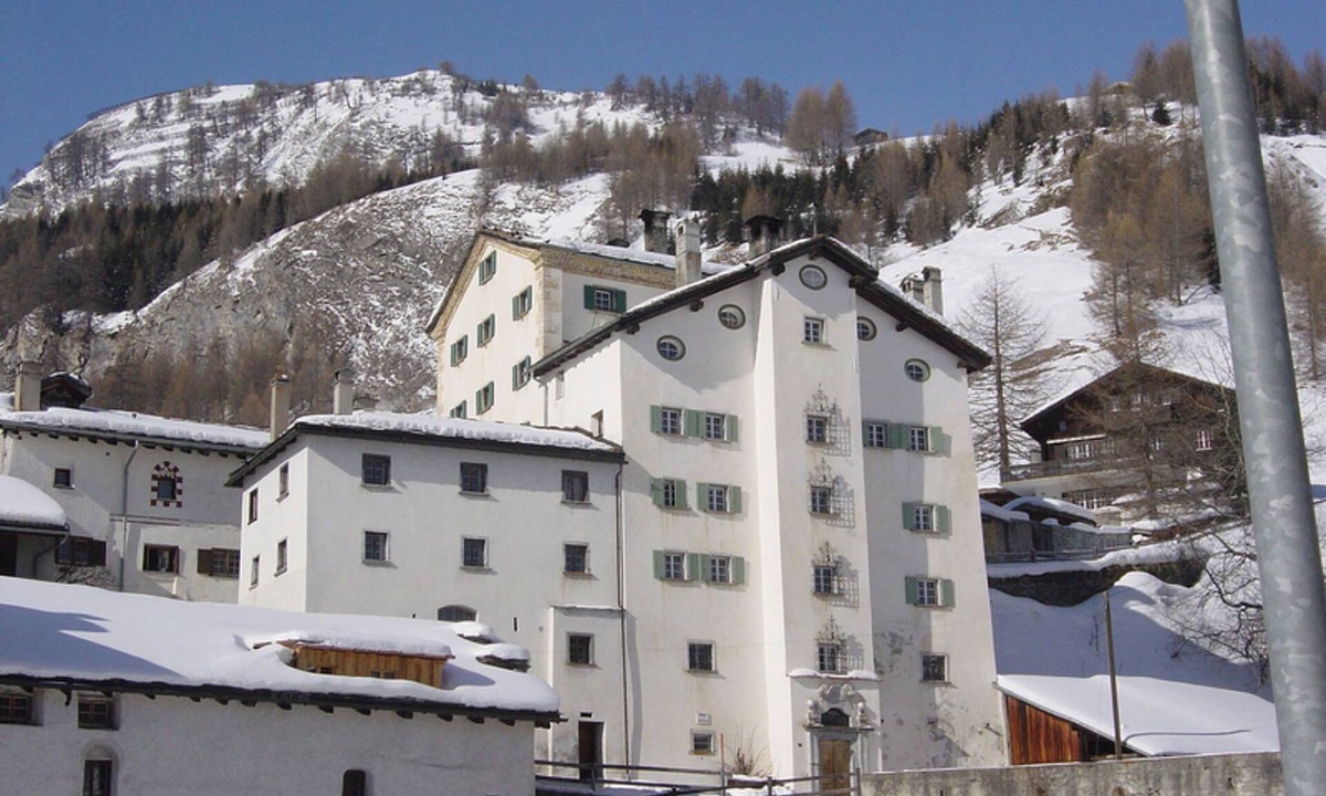 Spluegen Apartment | Wohnung Etter Albertinihaus, (Splügen). by Interhome