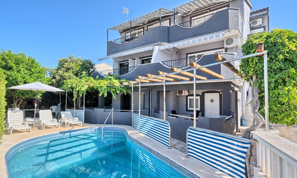 Businci Apartment | Wohnung in Okrug Gornji mit Privatem Pool by Interhome