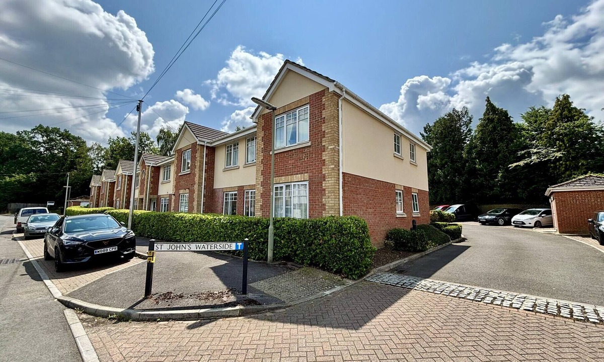 Woking Apartment | Woking 2-Bed Flat with Balcony and Parking