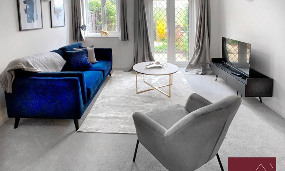 Knaphill House | Woking - Parking, Garden, 2Bed