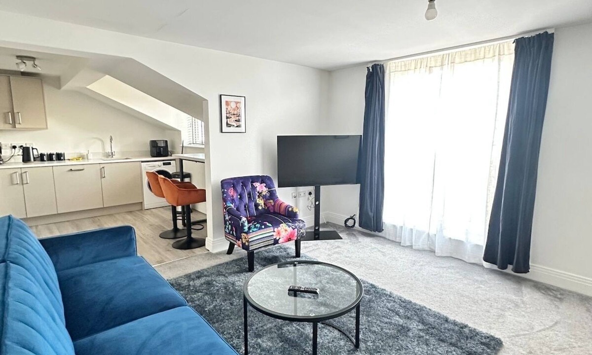 Woking Apartment | Woking Work Stay – 2 Beds + Park