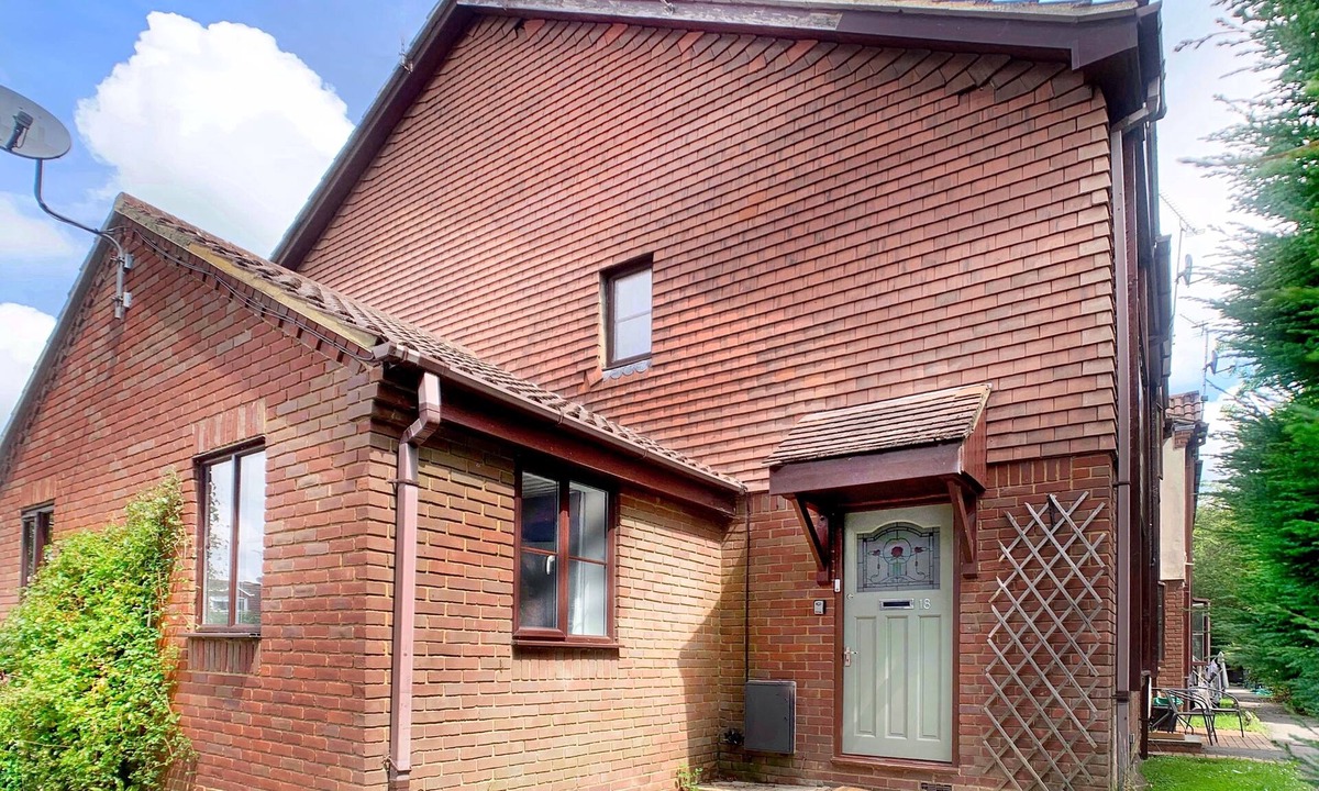 Wokingham Apartment | Wokingham - 2 Bedroom House - With Parking