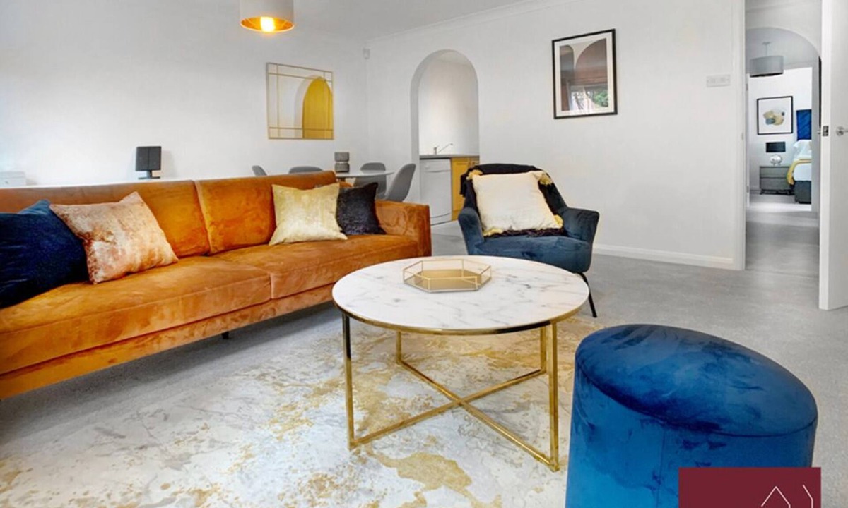 Wokingham Apartment | Wokingham - 2 Bedroom Maisonette - With Parking