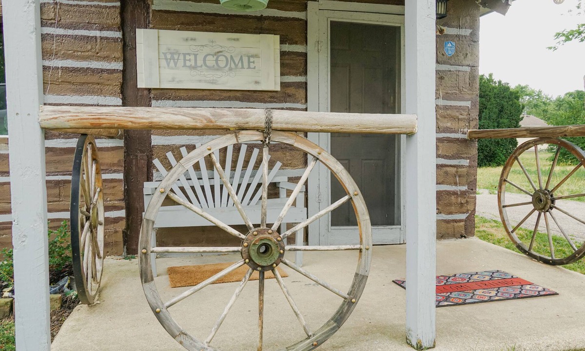 Noblesville Cottage | Wolf's Cabin Near Historic Downtown Noblesville