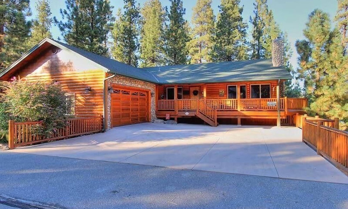 Big Bear Lake Cabin | Wolfe's Den-6BR Cabin-Sleeps 15-Hot Tub-2 Min to Snow Summit