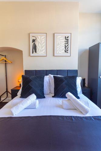 Tettenhall House | Wolverhampton 4 Bed home, Sleeps 7, Parking