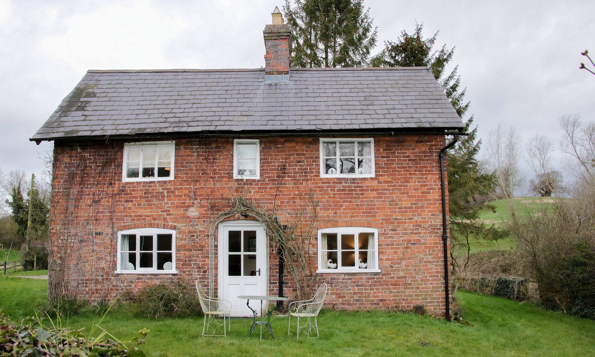 Whitchurch Cottage | WOLVESACRE MILL COTTAGE, pet friendly, with open fire in Whitchurch