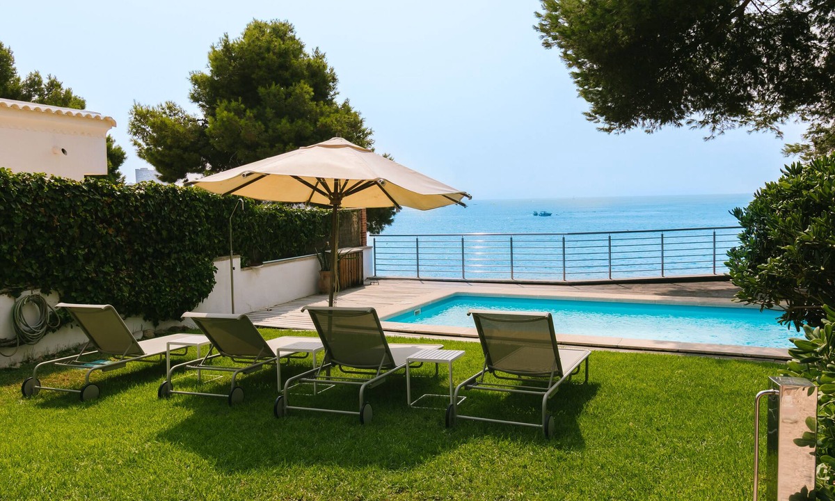L'Albufereta Villa | Wonderful Villa, private pool, seafront, garden, excellent views to the bay