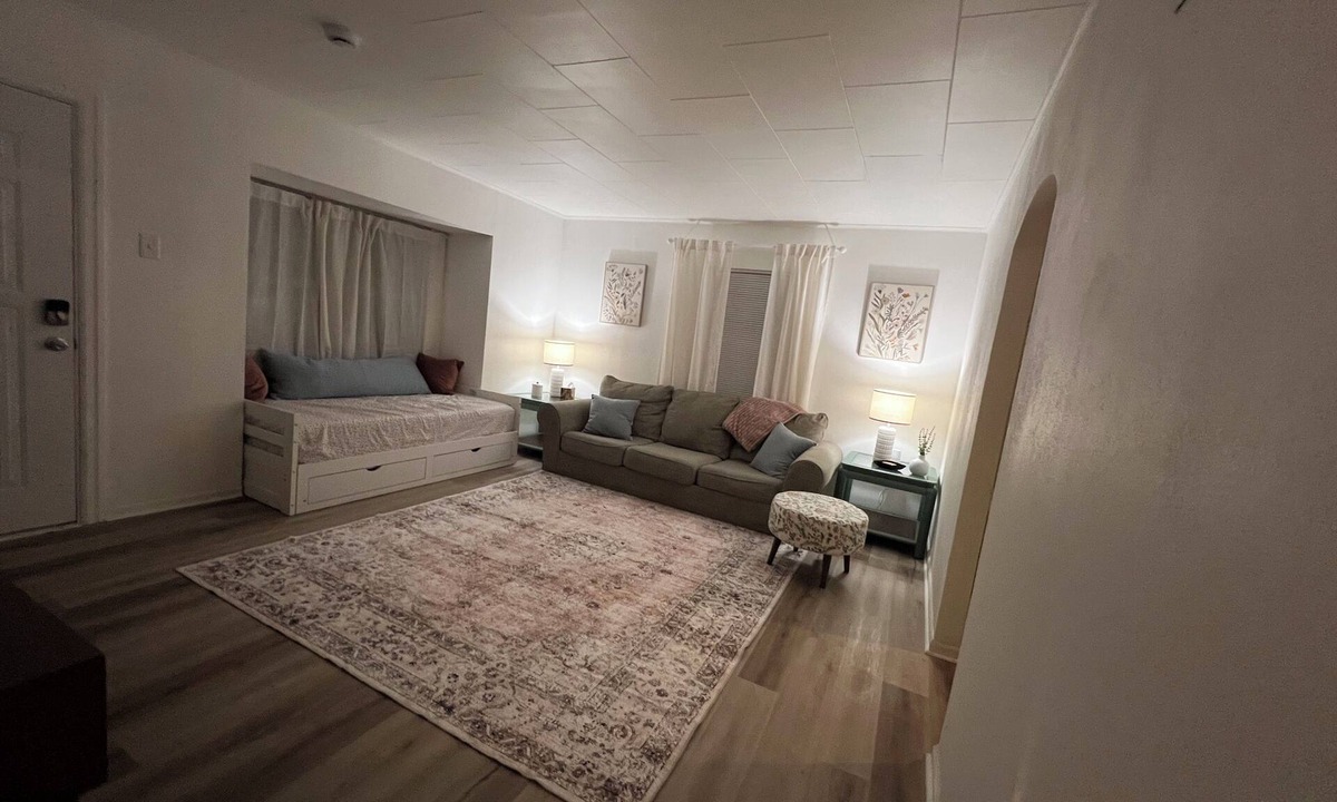 Belleville House | Wonderful 2-bedroom house with large backyard in peaceful Belleville.