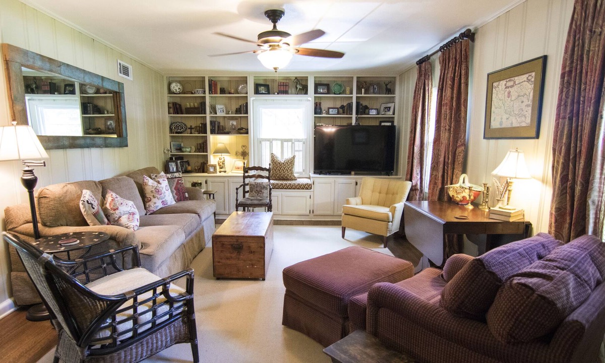 East Memphis House | Wonderful 5 Bedroom + 5.5 Bath Family Getaway