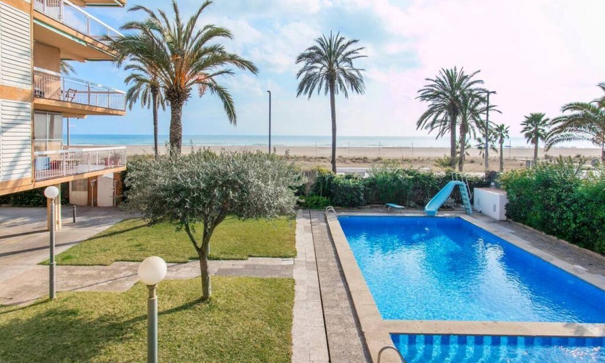 Castelldefels Apartment | Wonderful beachfront apartment/beach view balcony