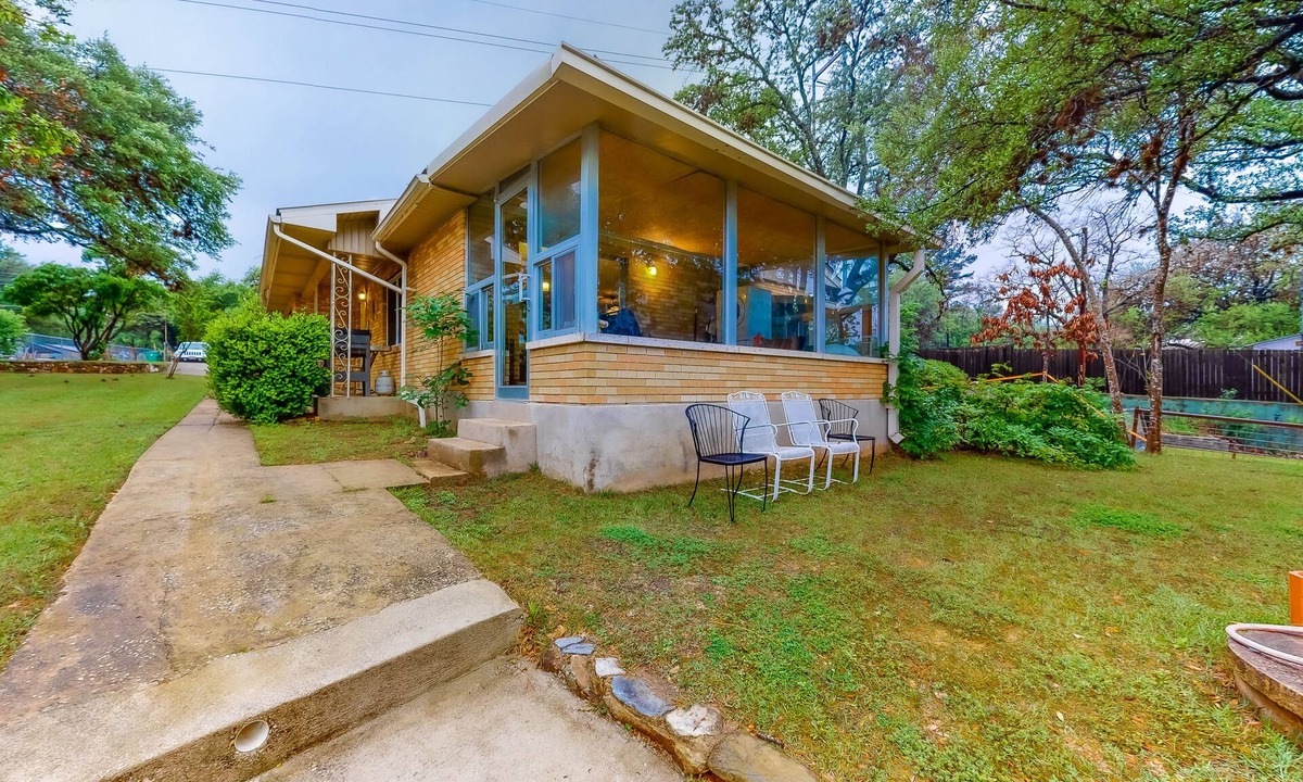 Kingsland House | Wonderful Lakefront Home w/Yard, Water Views, Central AC, WiFi, Private W/D