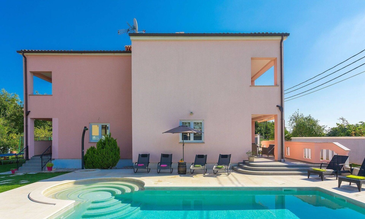 Orihi House | Wonderful private villa for 12 people with WIFI, private pool, A/C, TV, terrace and pets allowed