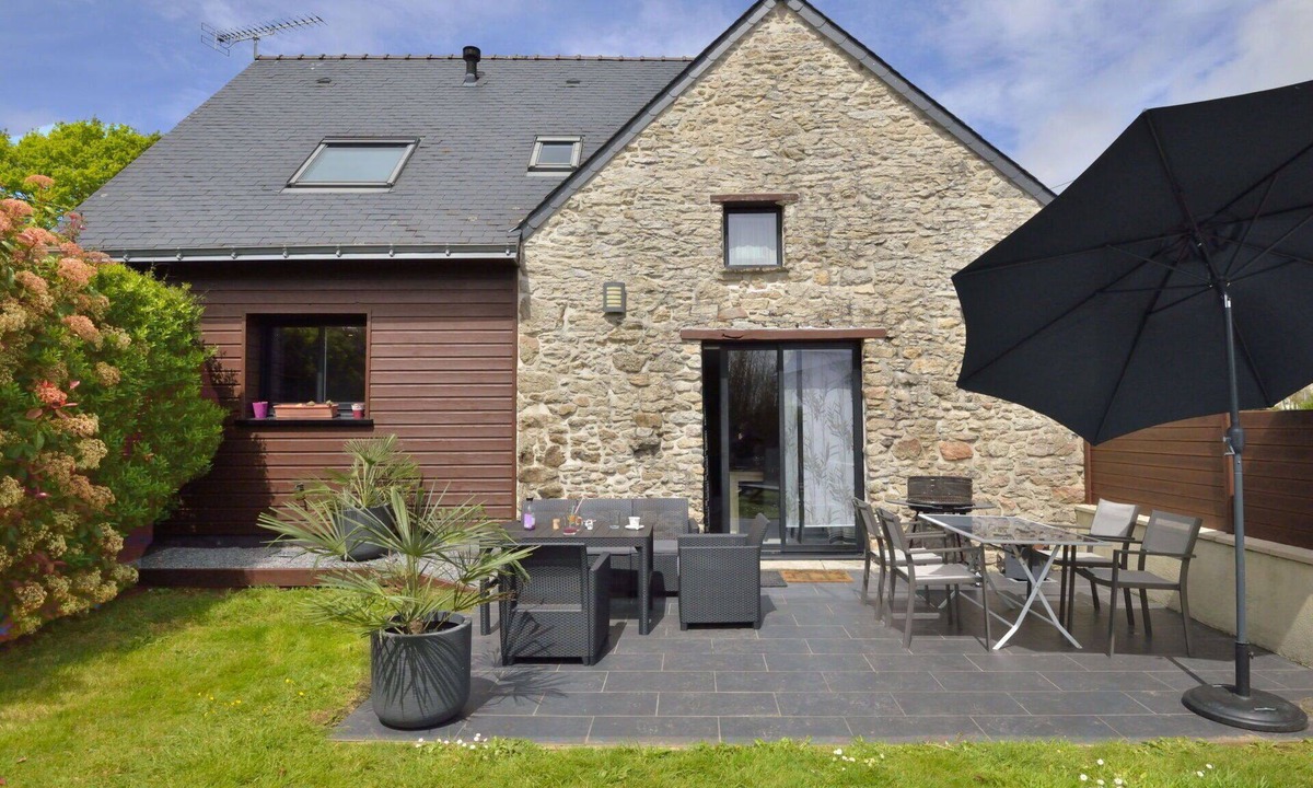 Besne House | Wonderful private villa for 5 guests with WIFI, TV, patio and pets allowed