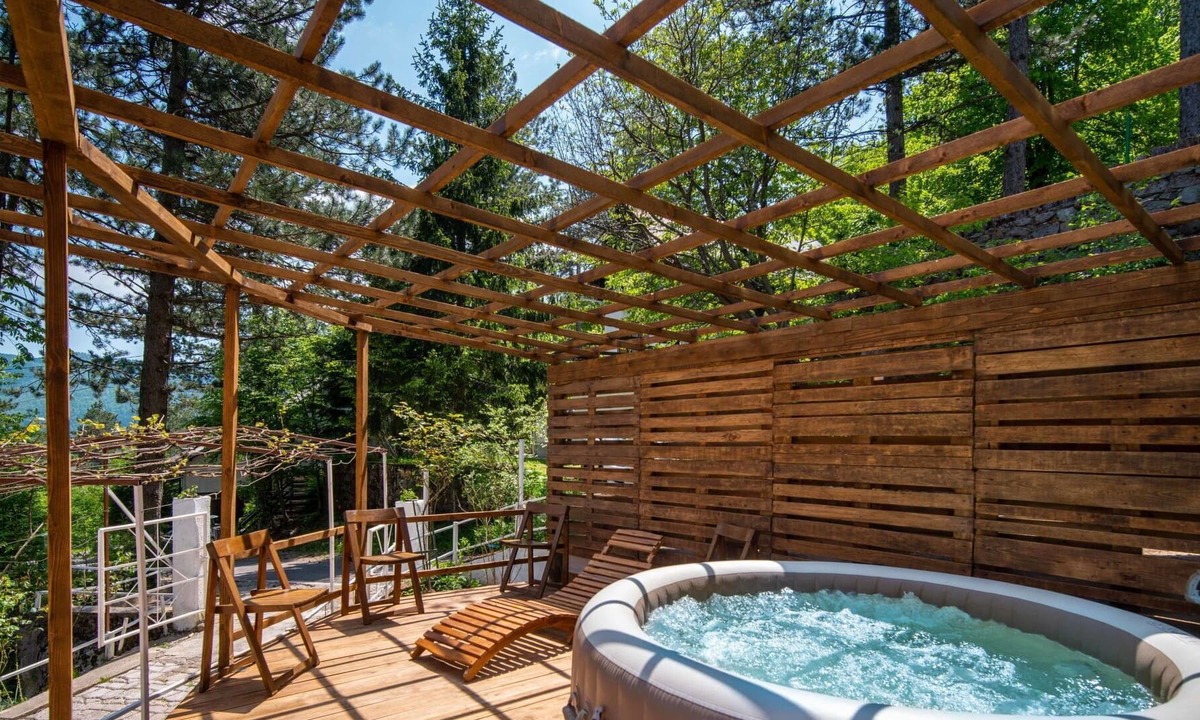 Lic House | Wonderful private villa with private pool, WIFI, hot tub, TV, terrace, pets allowed and parking