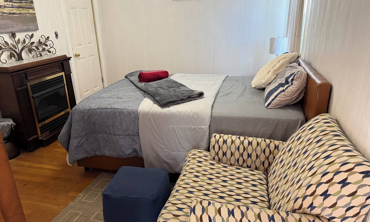Highland Springs House | Wonderful Queen Bedroom w Attached SunRoom n SHARED BATHROOM in charming House