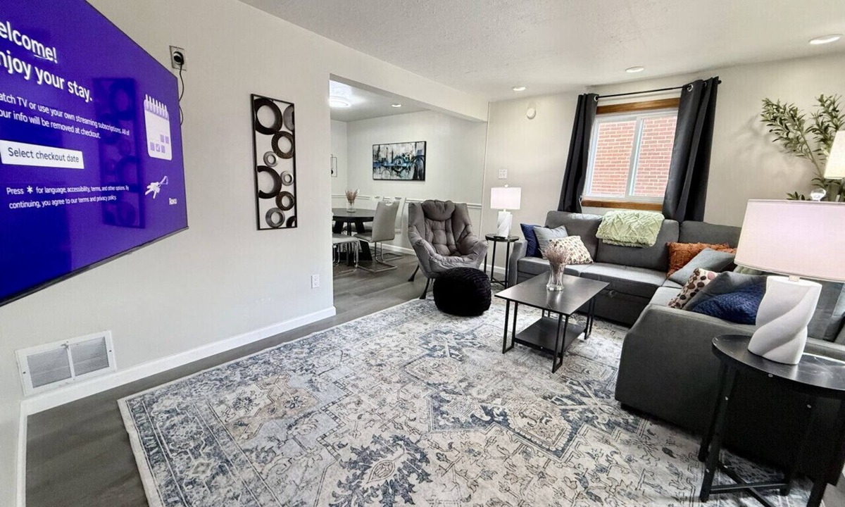 South Hills House | Wonderful stylish 2 King bed 1.5 bath home
