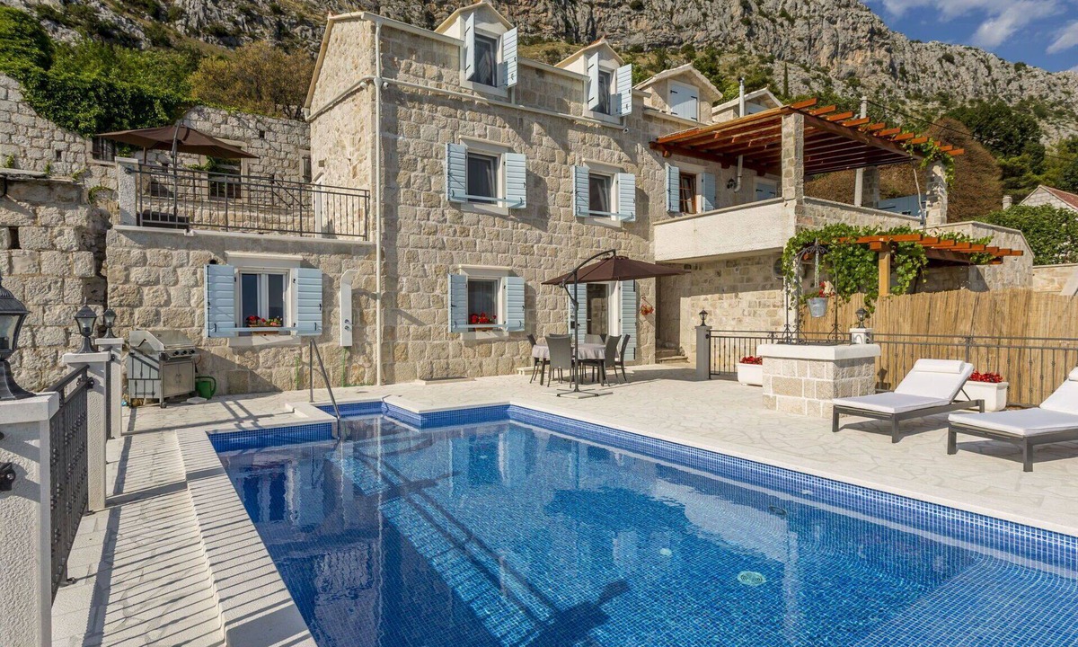 Jesenice House | Wonderful villa for 6 people with A/C, WIFI, private pool, TV and patio