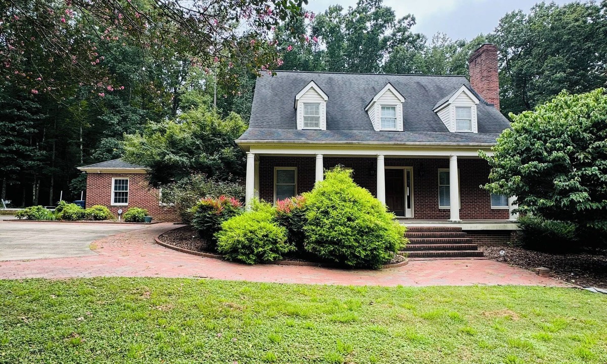 Sanford House | Wonderful West Side Sanford Home