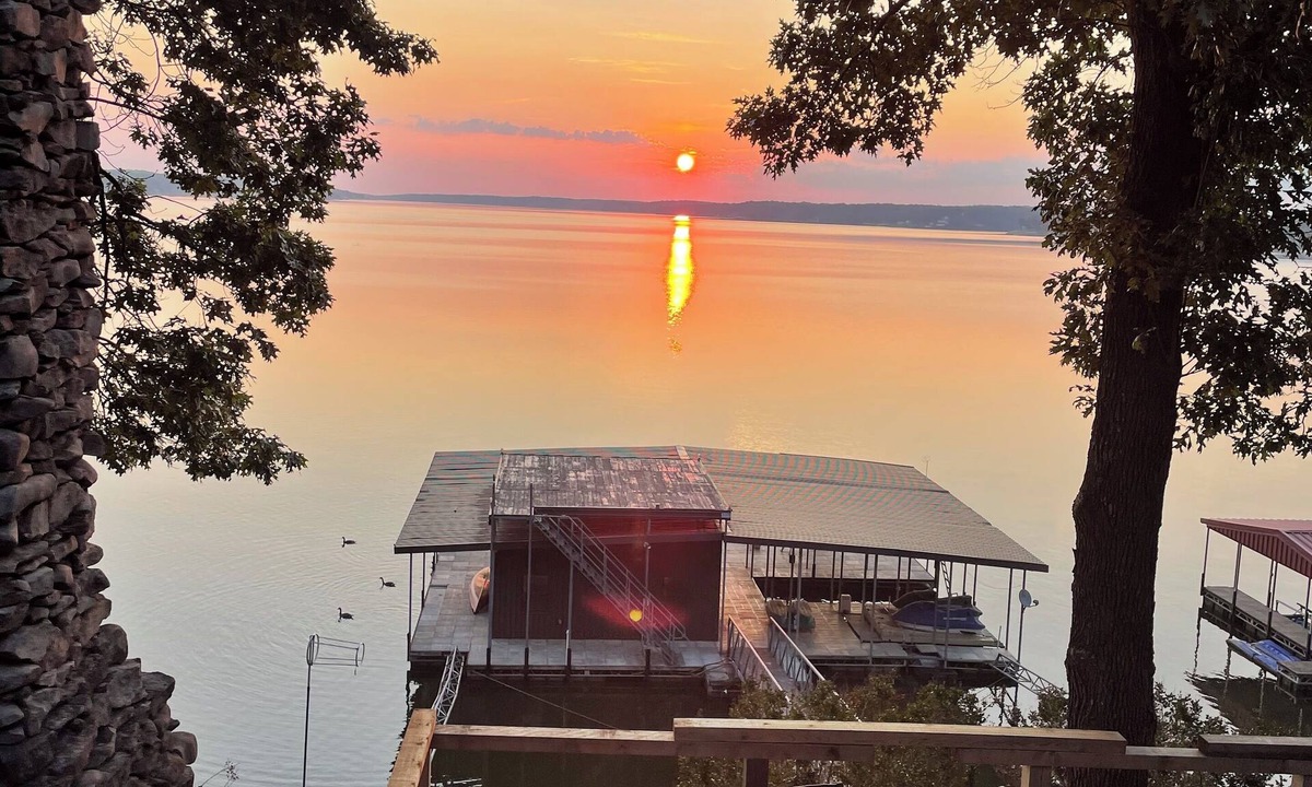 Tia Juana Cabin | Wonderful wood lodge with 200’ lakefront. Dock Well appointed and stocked.