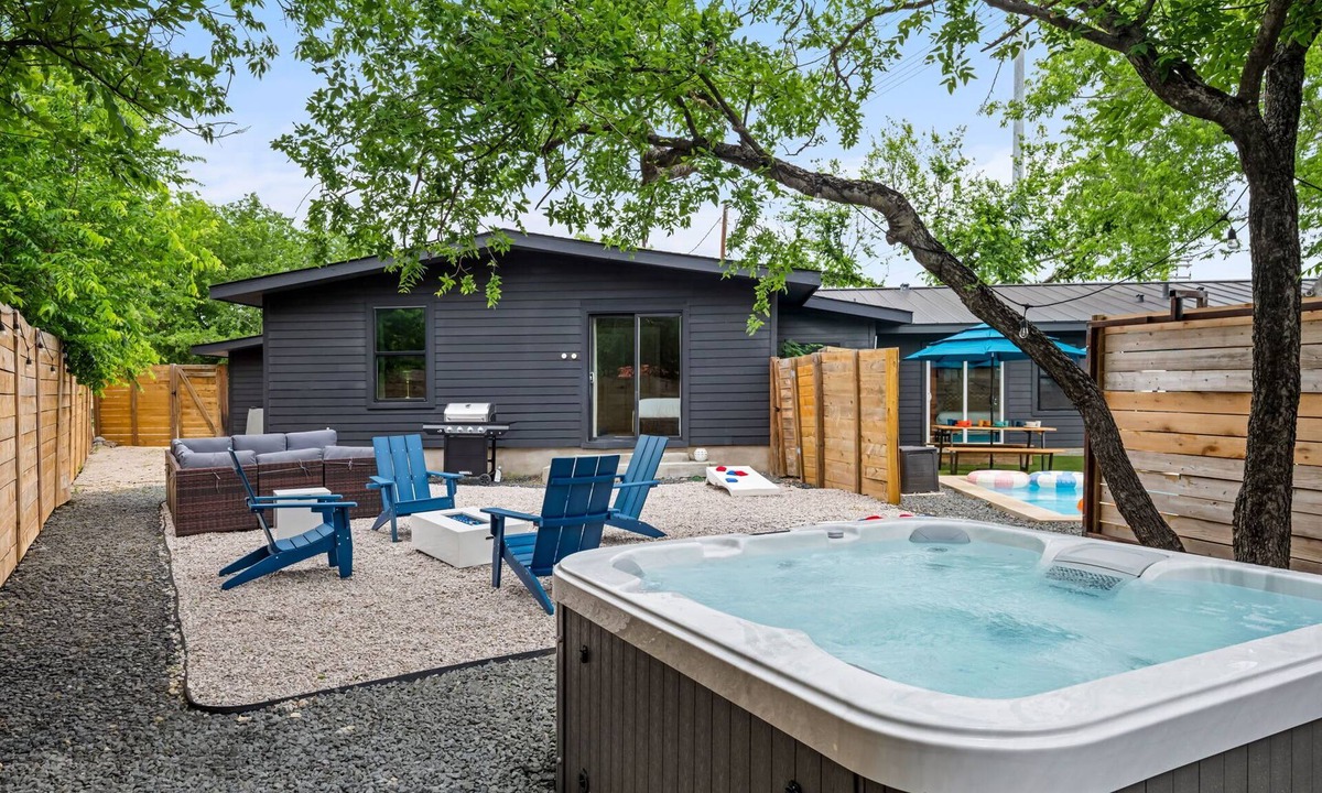 MLK House | Wonderland Unit A · Sleeps 12, Hot Tub & BBQ